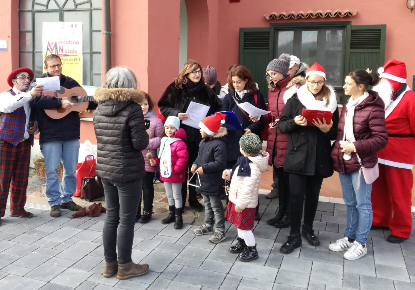 Il Coro del Fiore Blu di Marino Aperta alla festa di Natale con GNOSIS