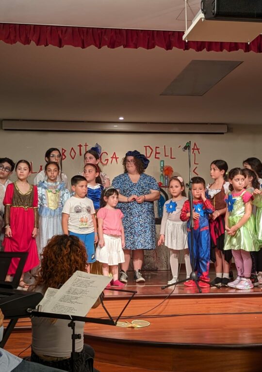 Teatro bambini: il successo e gli applausi per il Filtro della Bontà e il Piccolo Coro del Fiore Blu a S. Maria delle Mole